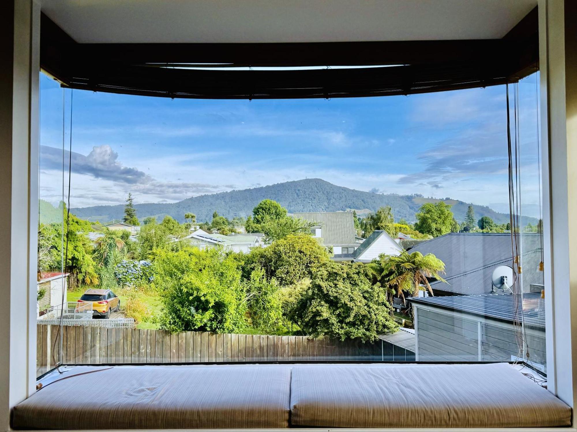 Spacious Retreat With Mountain View โรโตรัว ภายนอก รูปภาพ